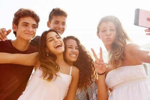 Amici adolescenti che fanno un selfie