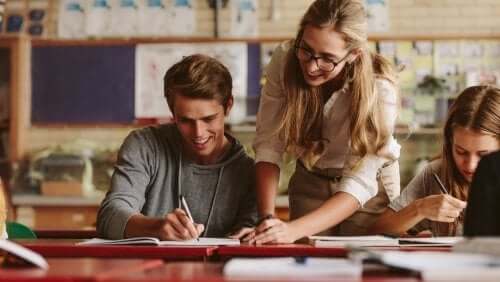 insegnante e alunno studiano modello curricolare