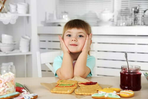 bambina con celiachia che prepara la merenda