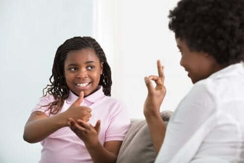 bambina che usa la lingua dei segni con la madre