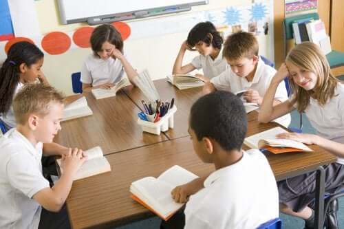 bambini seduti in classe che leggono