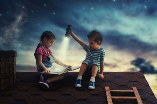 Bambini che leggono sul tetto