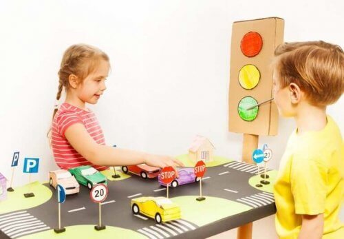 i bambini imparano i segnali stradali
