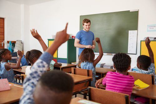 insegnante che gestisce le classi con molti alunni