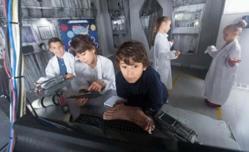 bambini che giocano in un escape room