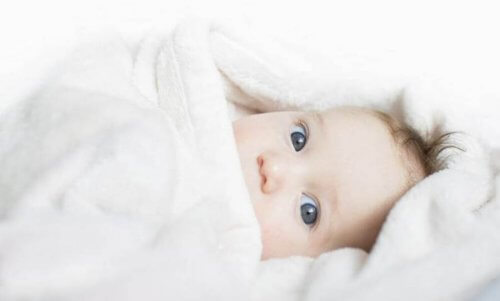già al primo mese di vita, i neonati sono sensibili alla lucentezza e all'intensità della luce