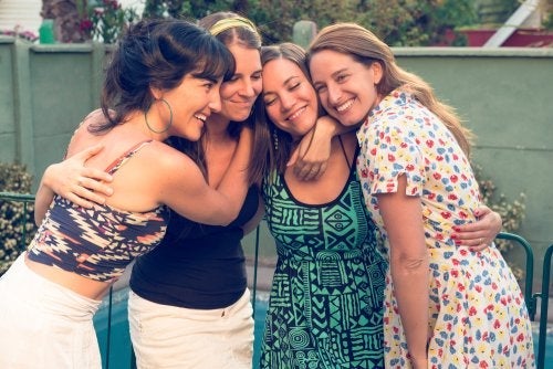 amiche che si abbracciano e ridono