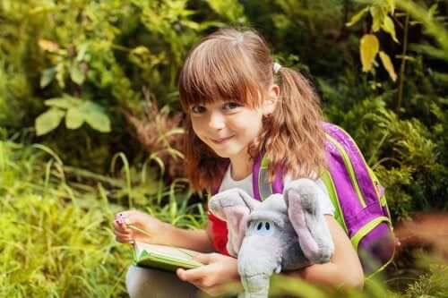 bambina con elefante peluche e libro oggetti transizionali