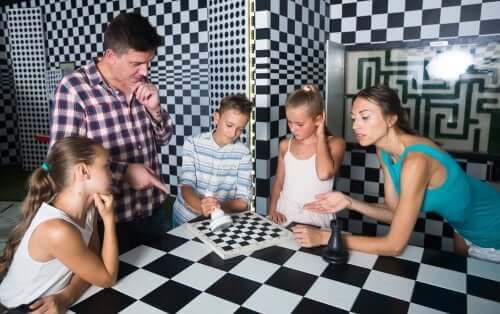 padre che gioca con i figli in un escape room