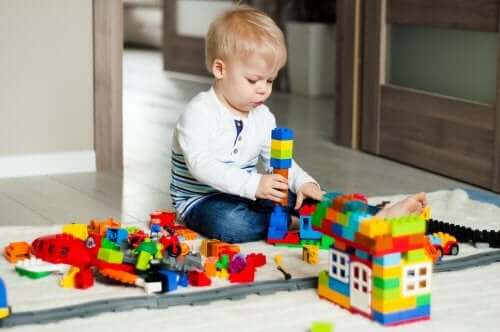 durante la fase infantile, l'attenzione nei bambini diventa un'attività volontaria