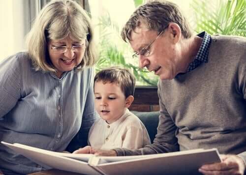 Nonni che leggono una storia