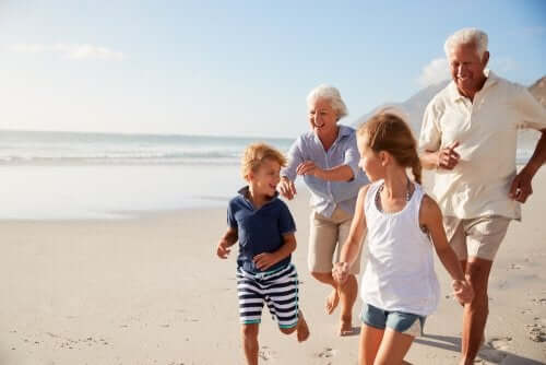 Nonni e nipoti che corrono felici sulla spiaggia il ruolo dei nonni