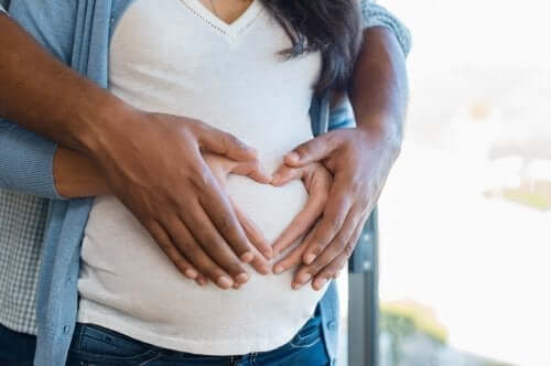 uomo abbraccia donna in gravidanza supplementi nutrizionali