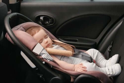normative seggiolini auto bambino che dorme