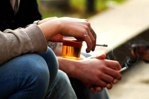 il compimento dei 18 anni comporta il diritto di consumare alcolici e tabacco