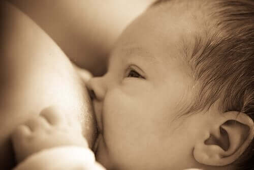Le migliori posizioni per allattare il neonato