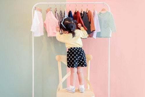 Bambina che sceglie abbigliamento