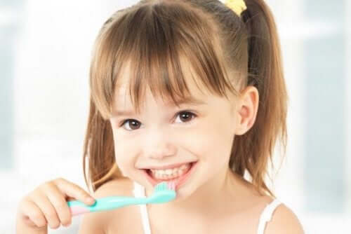 è importante adottare buone abitudini di igiene orale fin dall'infanzia
