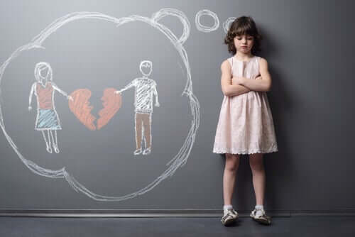 Bambina che pensa alla separazione dei genitori