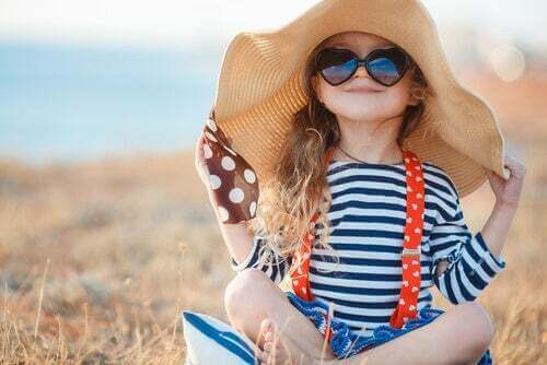 Bambina che sceglie i vestiti da indossare