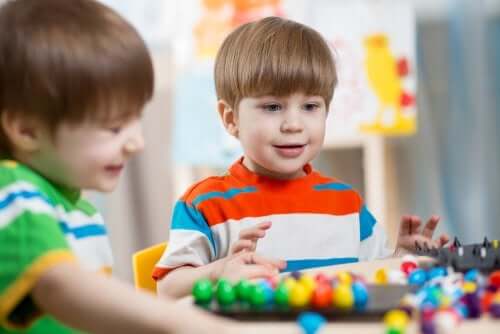 Bambini che giocano nella ludoteca