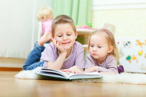 Bambini che leggono