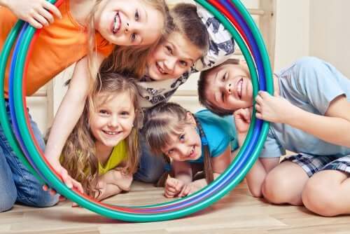 Bambini felici con hula hoop.