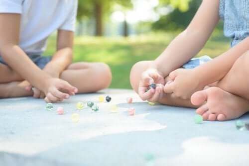Bambini che giocano con le biglie