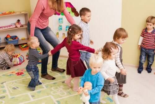 Bambini che fanno il girotondo in classe