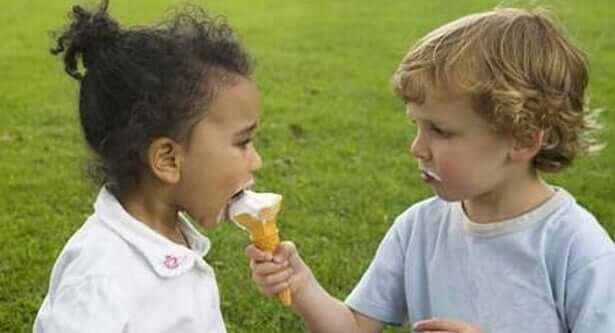 Bambini condividono gelato