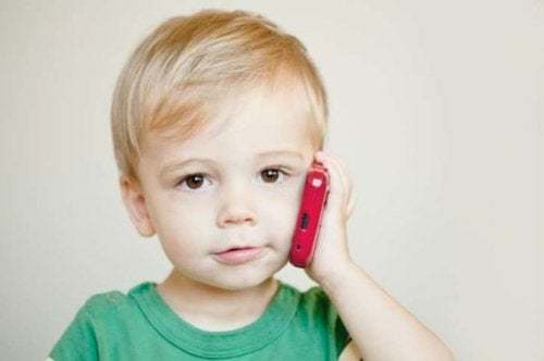 L'uso del cellulare può causare un ritardo del linguaggio