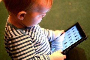Bambino con tablet ritardo del linguaggio