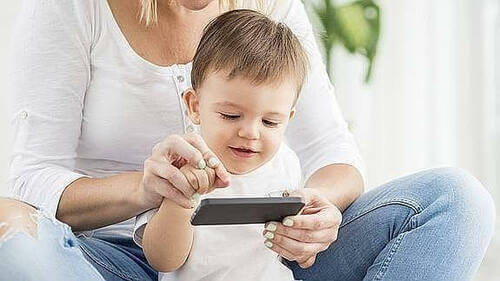 L'uso del cellulare può causare un ritardo del linguaggio