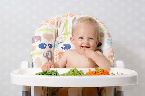 Bambino mangia le verdure