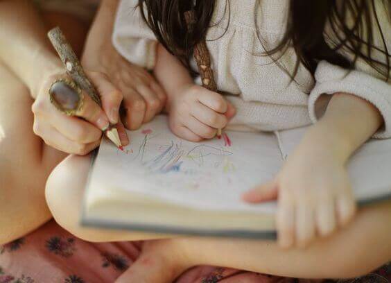 Realizzare dei disegni è una delle tecniche di studio che i bambini possono adottare