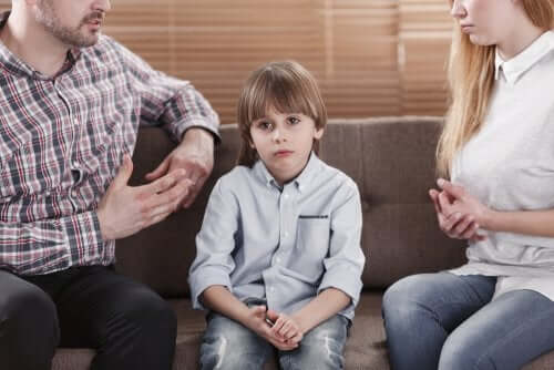 Genitori che discutono davanti al figlio annoiato