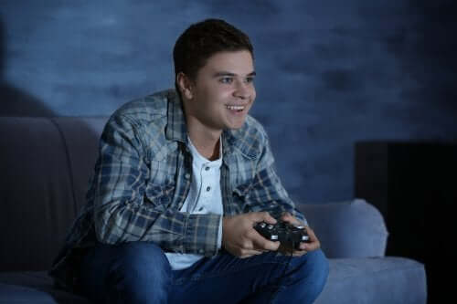 Ragazzo che gioca ai videogiochi di notte