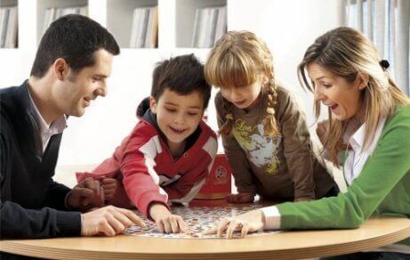 Famiglia che fa un gioco da tavolo