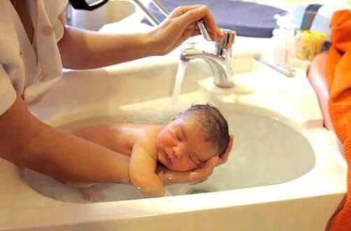 Come fare il bagno al neonato