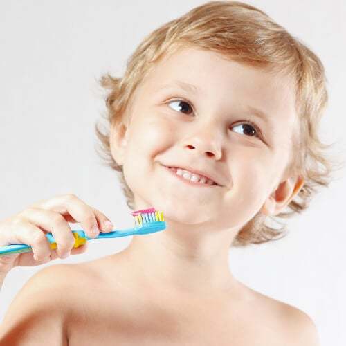 Bambino si lava i denti