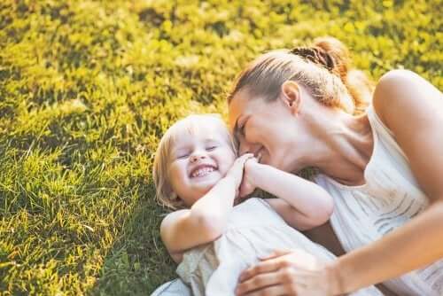 Mamma e figlia ridono sull'erba