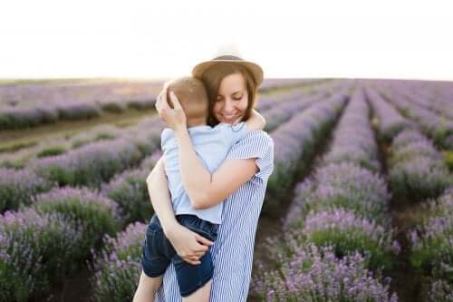 Mamma che abbraccia il figlio in un campo di lavanda