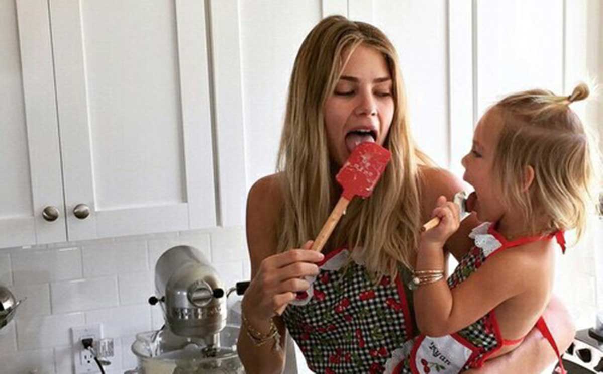 Mamma con bimba divertita