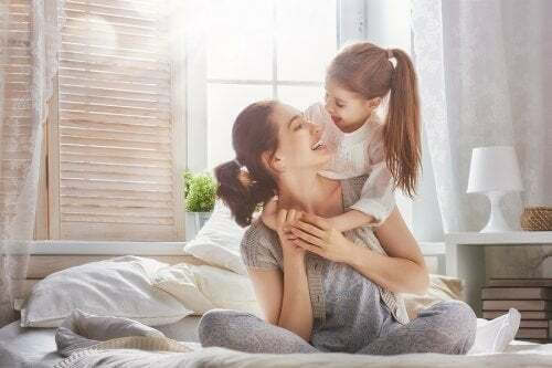 Mamma e figlia che si abbracciano