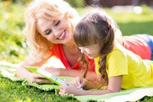 Mamma e figlia fanno i compiti delle vacanze