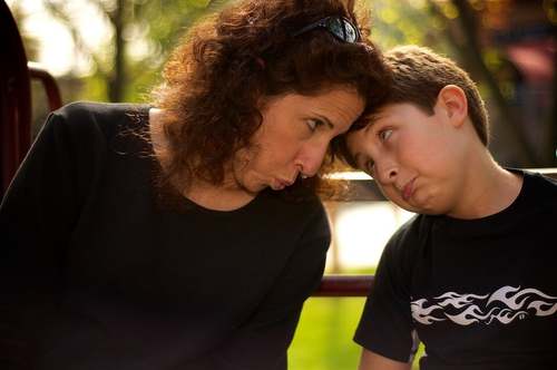 Mamma e figlio che fanno smorfie