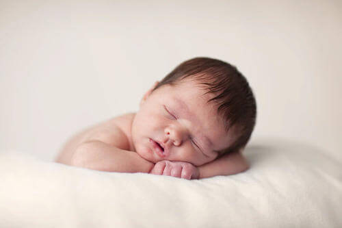 Neonato che dorme tranquillo