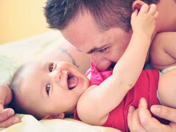 Padre con neonata