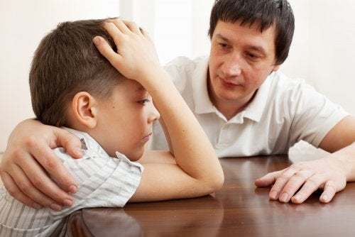 Padre consola il figlio infelice