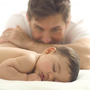 Padre guarda figlio